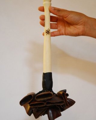 Hochet grappe Entada avec manche